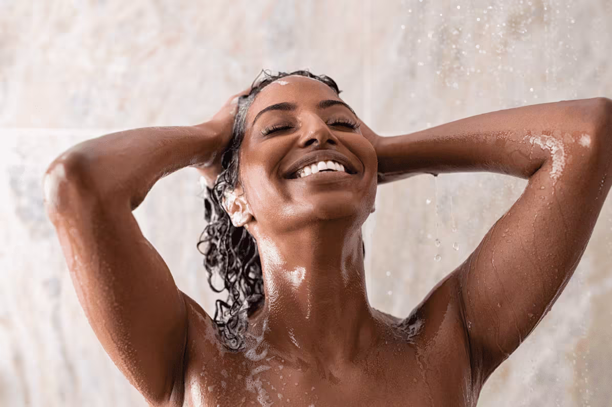 Mulher lavando o cabelo em banho