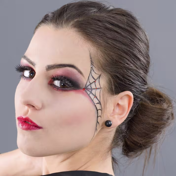 Maquiagem com desenho de teia de aranha