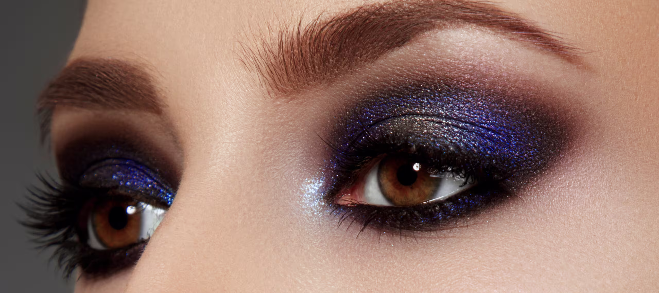 Maquiagem dos olhos com sombra em tons metalizados