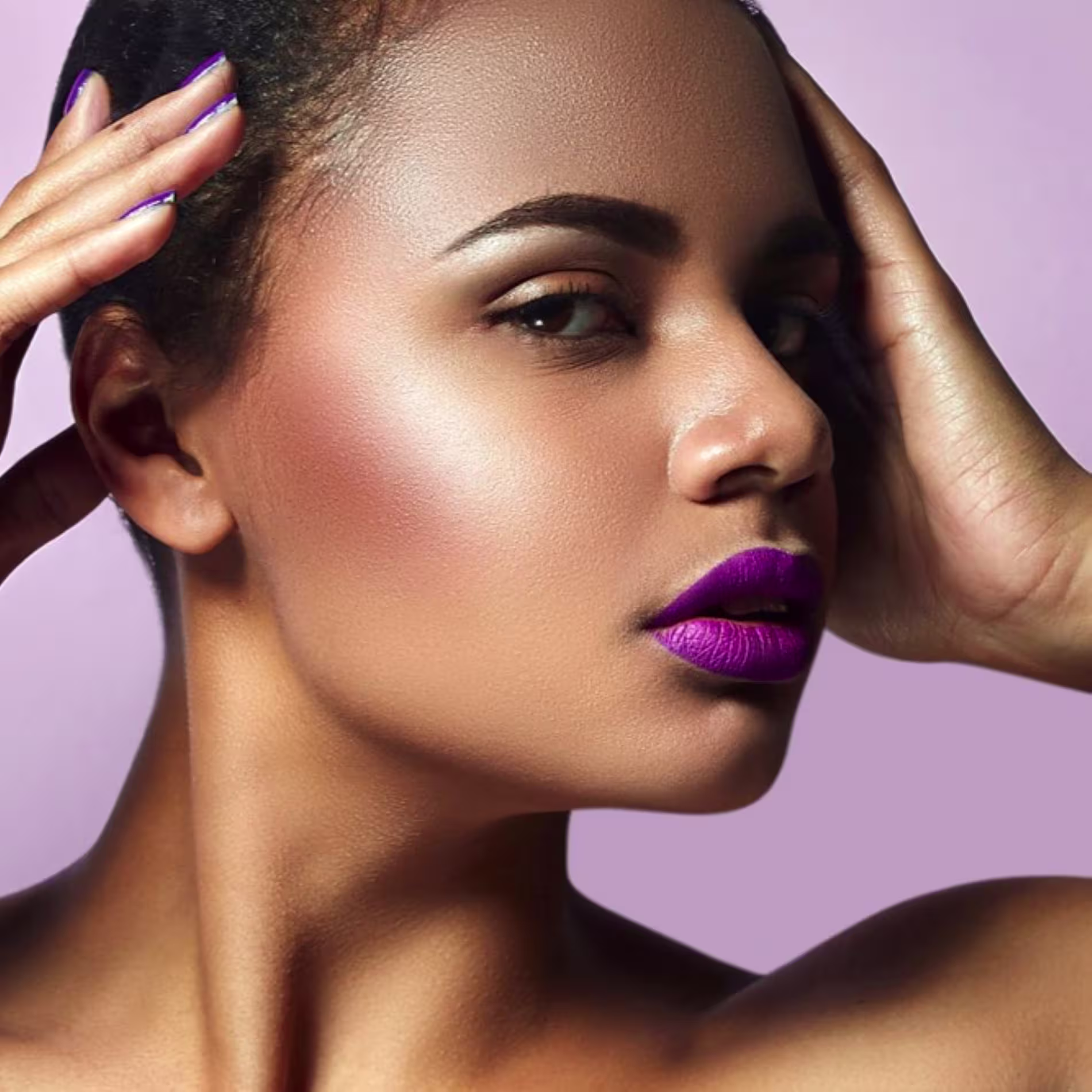 Batom roxo Mulher usando batom roxo