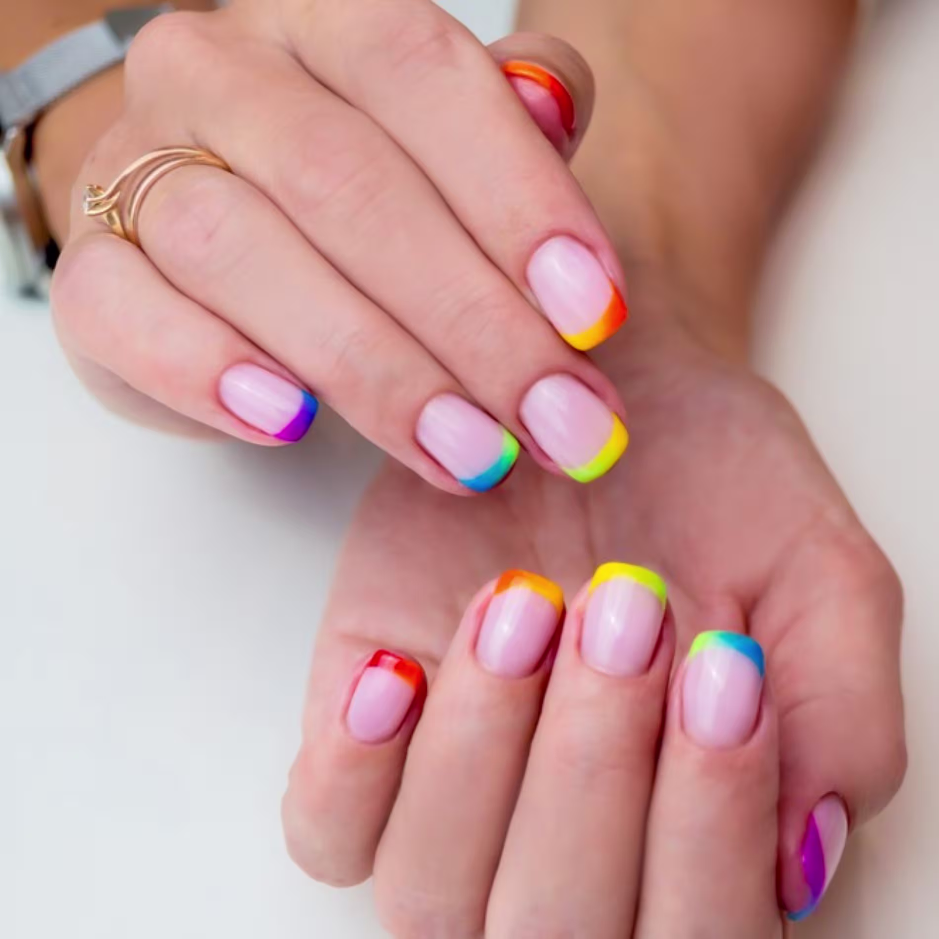 Unhas decoradas com estilo francesinha colorido