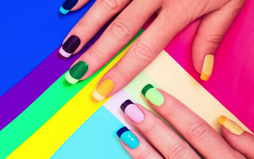 Unhas coloridas com francesinha