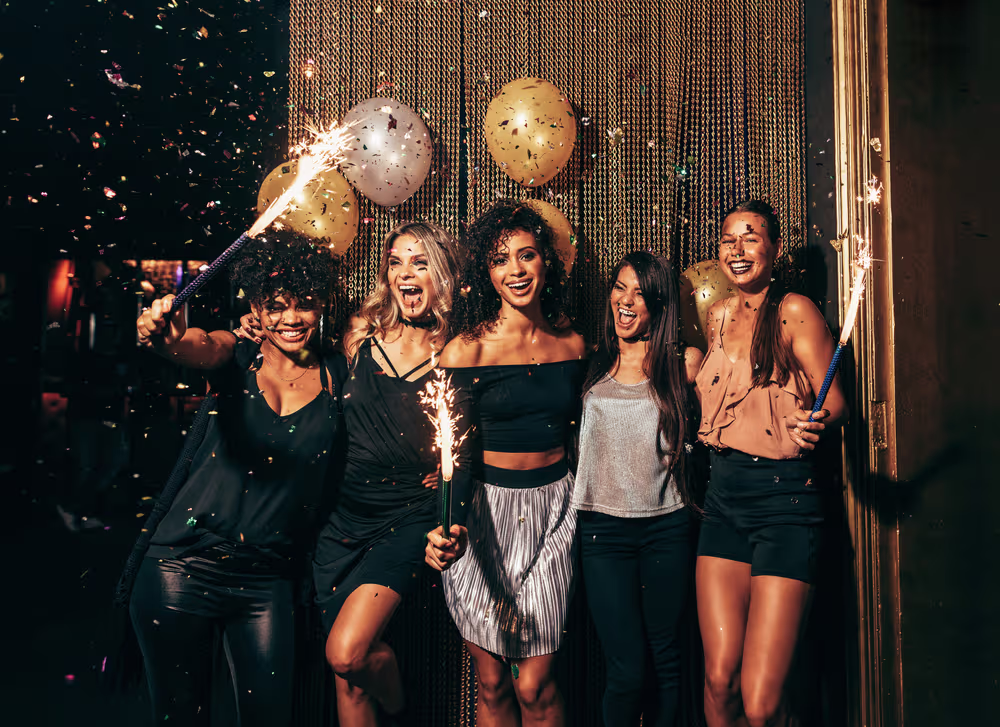 A imagem mostra um grupo de mulheres festejando na balada