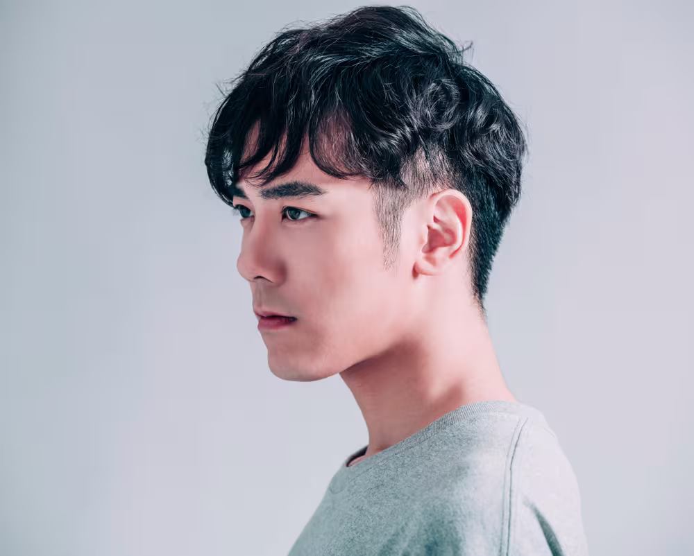 Homem com cabelo ondulado