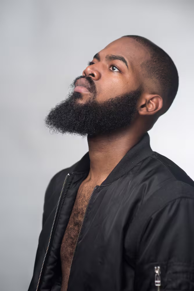 Homem com barba grande e cabelo raspado