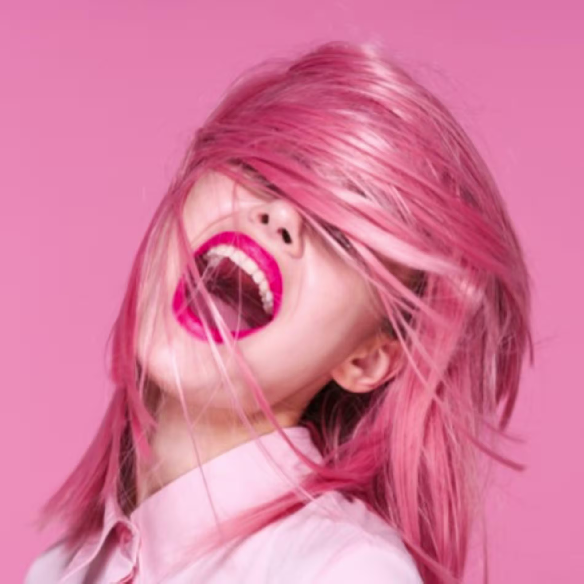 Rosa pink Mulher de cabelo colorido com batom rosa pink