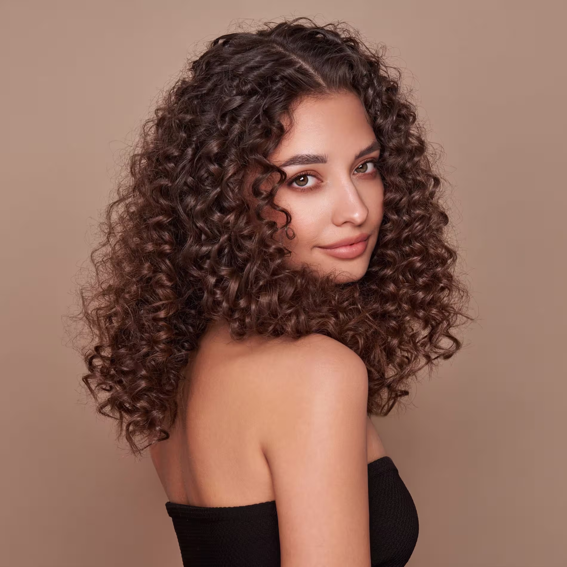 Mulher de cabelo cacheado na curvatura 3A