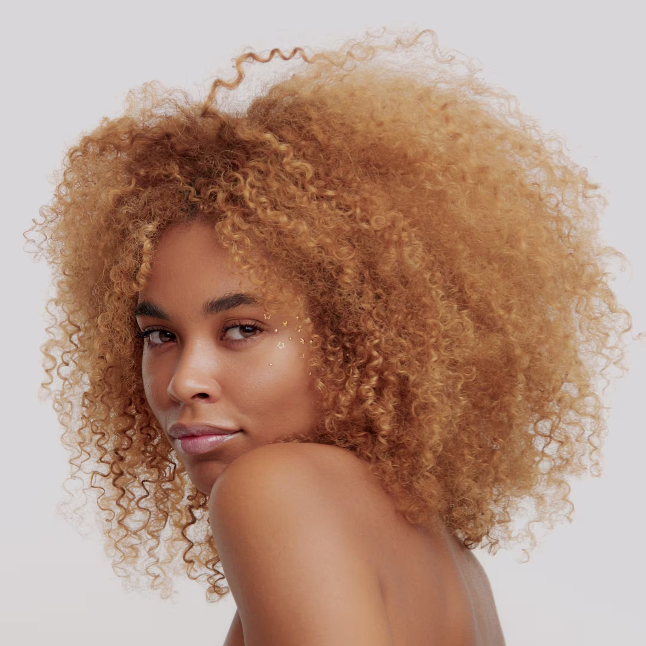 Mulher de cabelo loiro e crespo