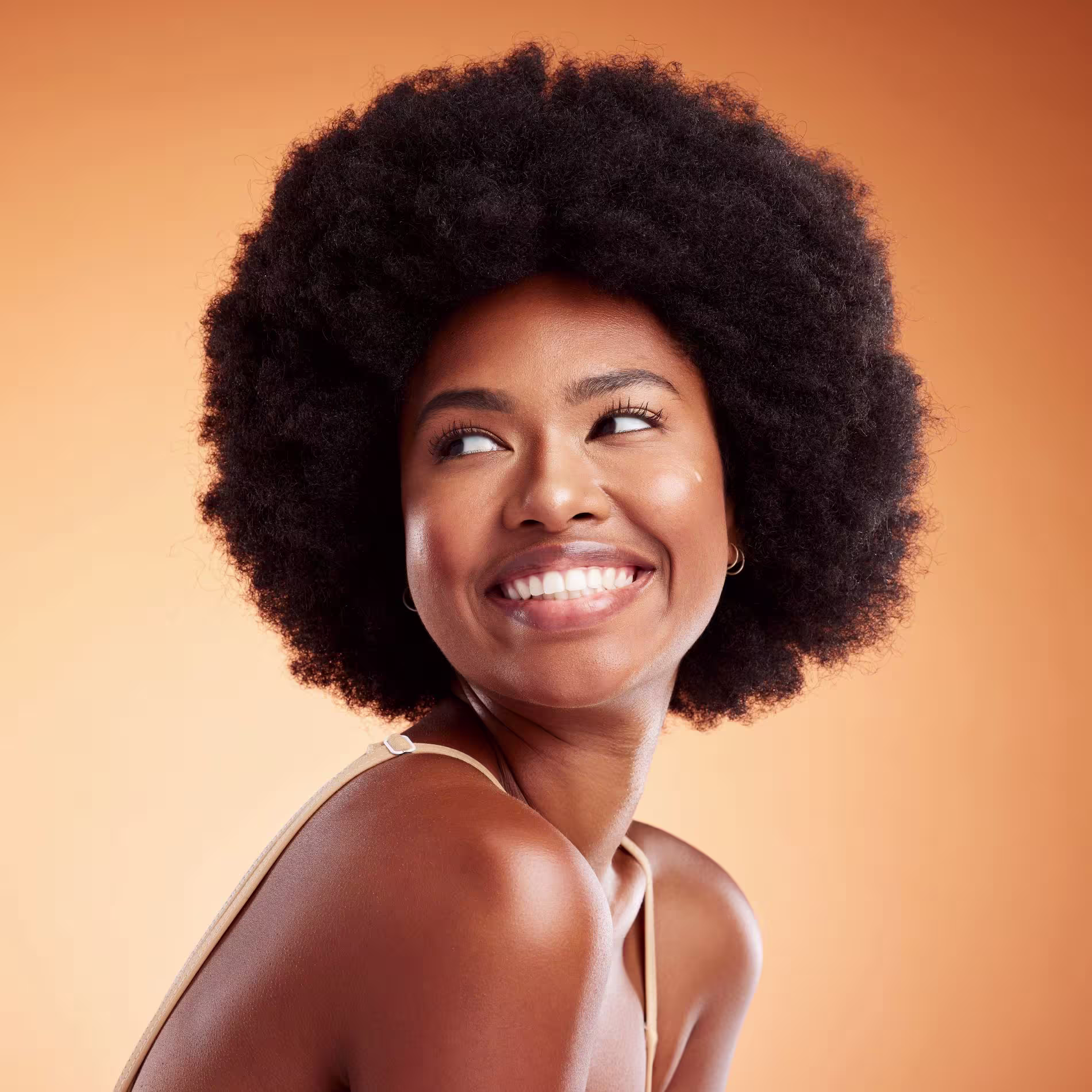 Mulher de cabelo crespo 4C