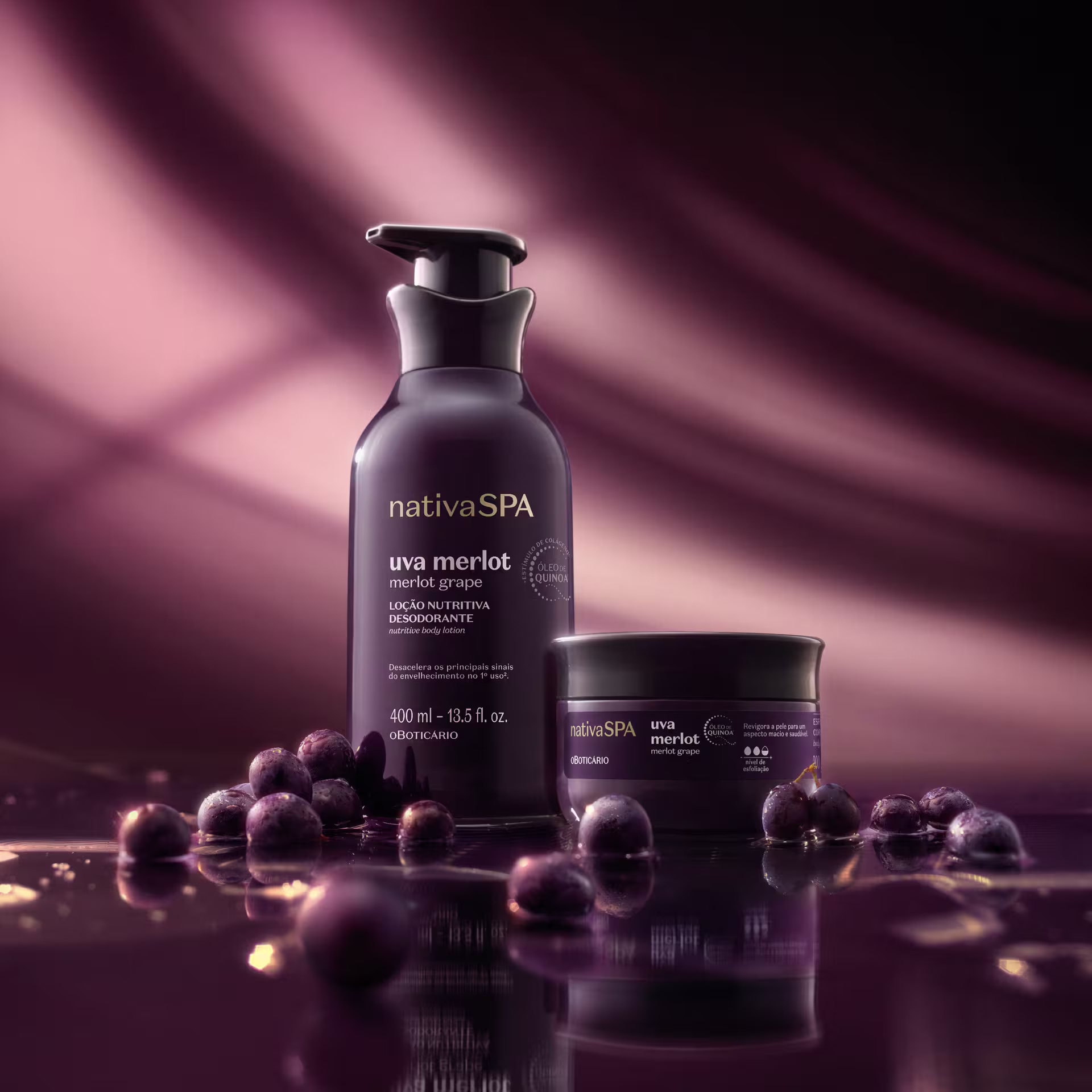 Loção corporal e esfoliante da linha Nativa SPA Uva Merlot, eles estão posicionados em meio a uvas roxas e em frente a um fundo também roxo