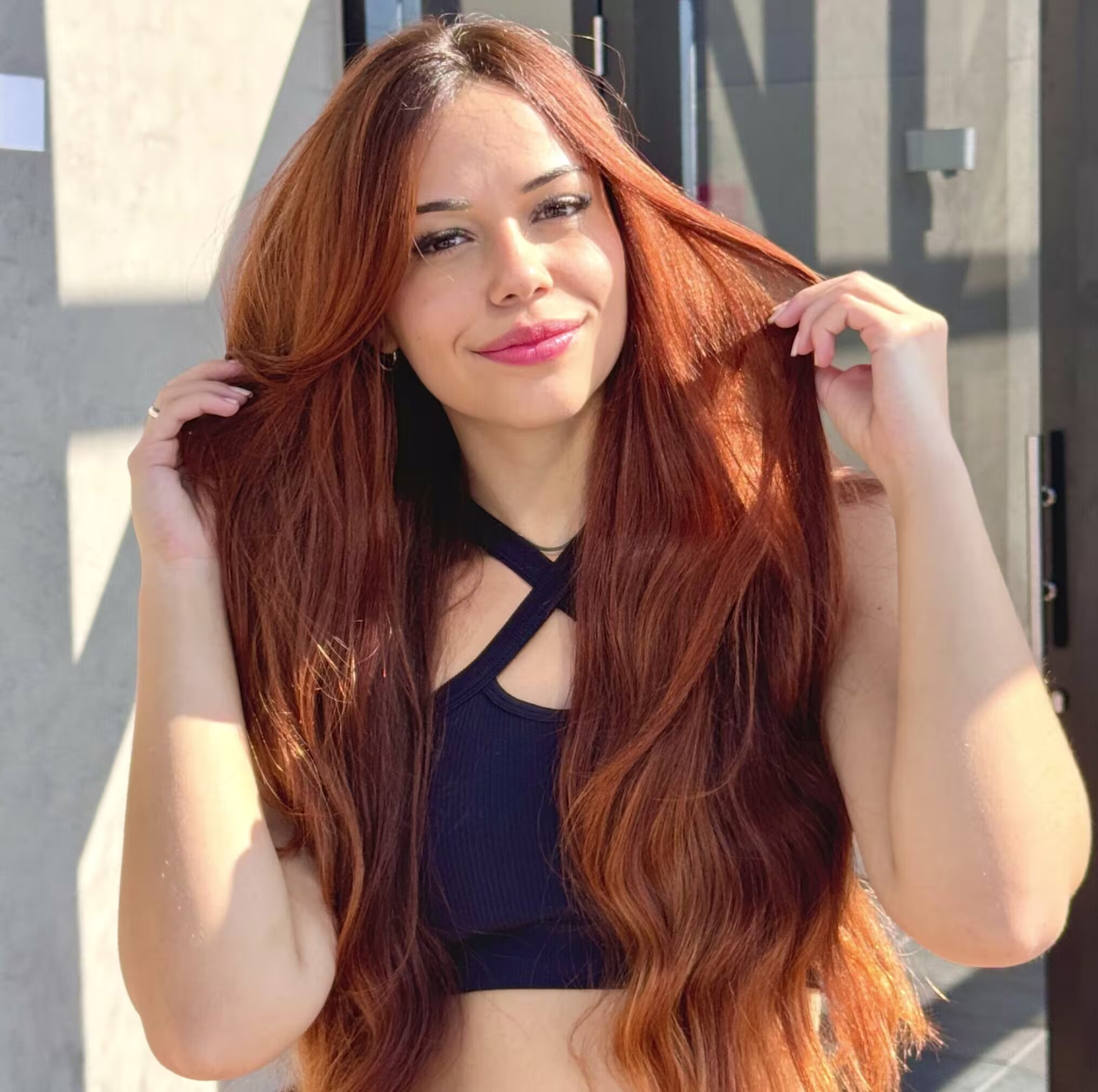 Influenciadora Malu Fernandes é uma mulher branca com longos ruivos e dá dicas de produtos para cabelos lisos.