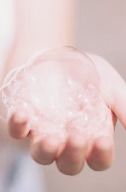 Em artigo sobre pele oleosa, que fala sobre hábitos que pioram a oleosidade da pele, imagem mostra mão voltada para cima com espuma de sabonete na palma.