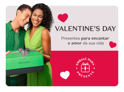 O banner mostra um casal sorridente segurando uma caixa de presente verde, corações vermelhos e chamada de Dia dos Namorados.