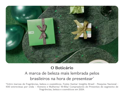 O banner mostra presentes embrulhados em papel verde e dourado sobre uma superfície escura, comunicando sobre os presentes O Boticário.
