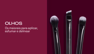 Três pincéis de maquiagem pretos; Os melhores para aplicar, esfumar e delinear.