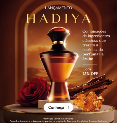 O banner apresenta um frasco elegante de perfumaria árabe chamado Hadiya. O frasco possui um design sofisticado e está posicionado sobre um pedestal dourado, e há um desconto de 15% na compra.