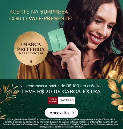 O banner apresenta uma mulher sorrindo e segurando um cartão de Vale-Presente, há informações sobre uma promoção de compras com bônus de carga extra.