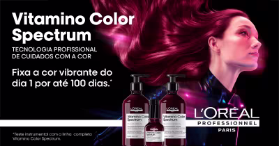 O banner apresenta uma mulher com cabelos vermelhos vibrantes, promovendo a linha Vitamino Color Spectrum da L'Oréal Professionnel, que promete manter a cor viva por até 100 dias.