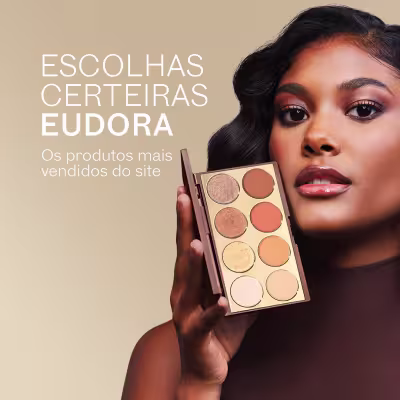 A modelo segura uma paleta de sombras da marca Eudora, destacando os produtos mais vendidos do site. A imagem mostra o rosto da modelo com maquiagem suave e expressão séria.