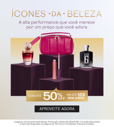 Frasco de vidro com líquido vermelho, bolsa rosa e produtos de beleza em pedestais.