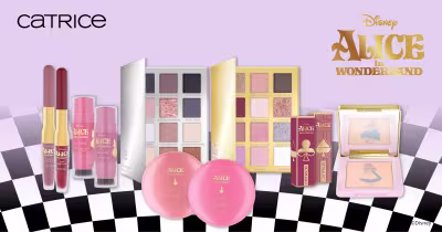 O banner apresenta uma coleção de produtos de maquiagem e cuidados com a pele da marca Catrice, em parceria com a Disney para a linha "Alice no País das Maravilhas".