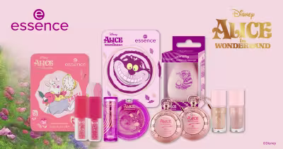 Coleção Essence Alice in Wonderland com esponja, paleta, frascos e acessórios em tons rosa.