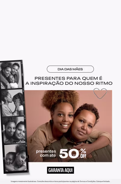 Duas mulheres negras sorrindo e se abraçando, com uma moldura de fotos em preto e branco ao lado, comunicando Dia das Mães com até 50% de desconto.