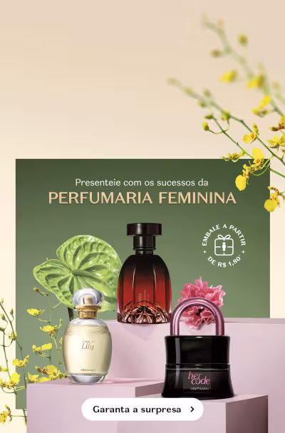 Fundo verde com fragrâncias femininas de sucesso do Boticário em destaque em um pódio rosa claro