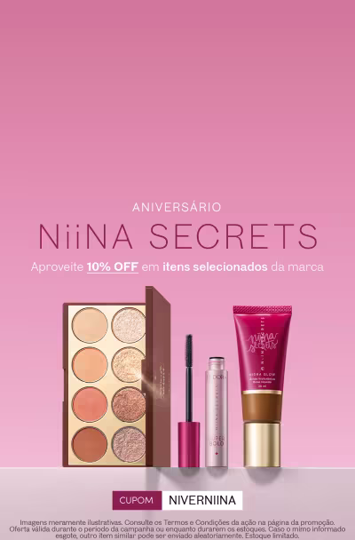 Coleção de produtos da marca Niina Secrets, incluindo uma paleta de sombras, máscara de cílios e uma base, sobre fundo rosa, comunicando oferta de 10% de desconto em itens selecionados.