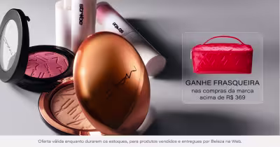 Diversos produtos de maquiagem da marca MAC, incluindo um blush em formato compacto, uma pó bronzeador em formato redondo.