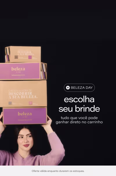 Caixa de presente rosa com logotipo da marca Beleza. Texto "Chegou a hora de descobrir a sua beleza". Imagem de uma pessoa segurando as caixas com as mãos acima da cabeça.