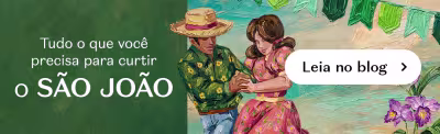 A imagem mostra um casal em um cenário tropical, com vegetação exuberante ao fundo. O homem usa uma camisa florida e um chapéu de palha, enquanto a mulher usa um vestido colorido. Eles estão próximos um do outro, em uma postura de proximidade e intimidade. A mensagem convida o leitor a ler o blog "Leia no blog" para obter mais informações sobre o São João.