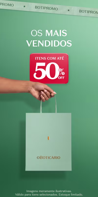 Sacola de compras da marca Boticário com a promoção "Itens com até 50% de desconto".