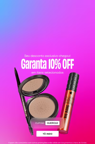 Imagem de dois produtos de maquiagem da marca Boticário em um fundo degradê de roxo a rosa. Os produtos são um pó compacto e um batom líquido. A imagem apresenta uma oferta exclusiva de 10% de desconto em itens selecionados, com o cupom "QUEROL0".