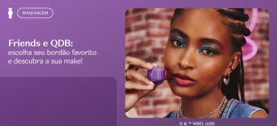 A imagem mostra uma mulher negra com penteado trançado. Ela está segurando um produto da collab Friends e QDB