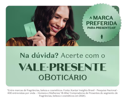 Na dúvida? Acerte com o Vale-Presente Oboticário, a marca preferida para presentear. Mulher sorridente segurando cartão verde claro do Vale-Presente Oboticário. Entre marcas de fragrâncias, beleza e cosméticos, fonte: Kantar Insights Brasil, Pesquisa Nacional 400 entrevistas por onda, Homens e Mulheres, 18 a 60 anos, Compradores de Presentes do segmento de fragrâncias, beleza e cosméticos em 2024.