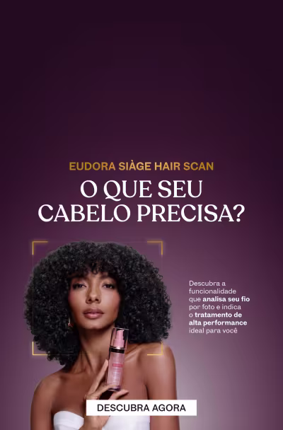 Mulher negra com cabelos cacheados, segurando um frasco de produto Eudora Siàge, sobre fundo roxo, comunicando a funcionalidade Eudora Siàge Hair Scan.