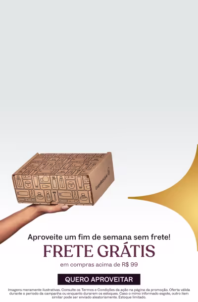 Caixa de papelão marrom com padrão geométrico, sendo segurada por uma mão, sobre fundo branco, comunicando Frete Grátis em compras acima de R$ 99.