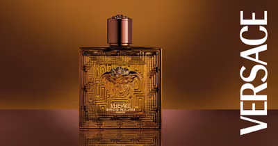 Imagem em fundo marrom do perfume Eros Najim Versace. 