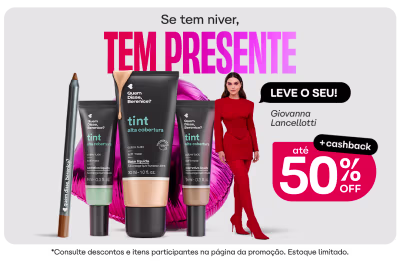 A imagem mostra uma mulher sorrindo, vestida com uma blusa vermelha, em um fundo degradê de vermelho a rosa. Ela segura um balão em formato de coração rosa. Acima dela, há um banner com o texto "QDBirthday" e a mensagem "Fica, vai ter desconto em make e skincare!". Abaixo, há um selo com a informação "Cashback de 50% OFF".