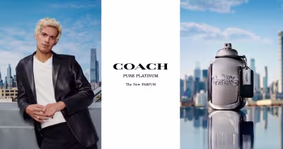 A imagem mostra Men Pure Platinum Coach Parfum, perfume de frasco prateado com a tradicional carruagem de Coach estampada na frente.