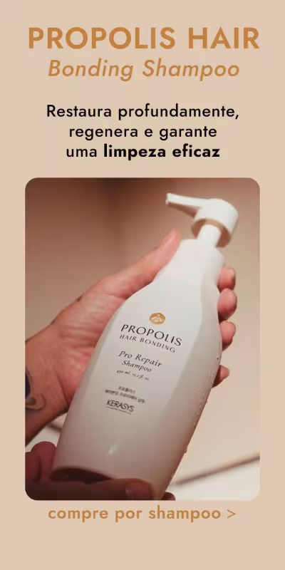 Propolis Hair Bonding Shampoo. Restaura profundamente, regenera e garante uma limpeza eficaz. Imagem mostra frasco branco do produto sendo segurado por uma mão sobre fundo bege. Texto em tons dourado e preto. Botão "compre por shampoo" na base.