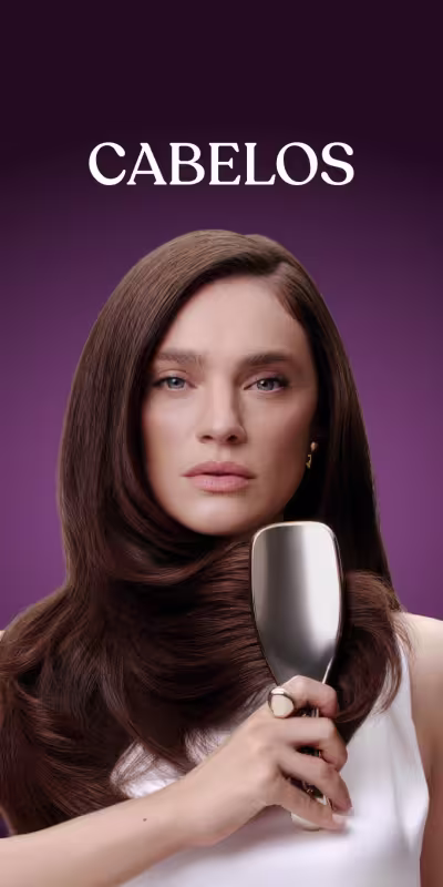 Mulher escovando os cabelos longos em um fundo roxo, comunicando a categoria de cabelos no site.