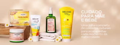 Linha de cuidados Weleda para mãe e bebê com produtos naturais: Chá da mamãe em sachês, Creme para prevenir assaduras Weleda Baby, Óleo de Massagem Weleda, Shampoo e Gel de Banho Weleda Baby em frasco amarelo, acompanhados de toalhas brancas e flores de camomila em fundo bege. Texto: Cuidado para mãe e bebê. Uma linha completa de cuidados naturais para acompanhar cada momento da maternidade.