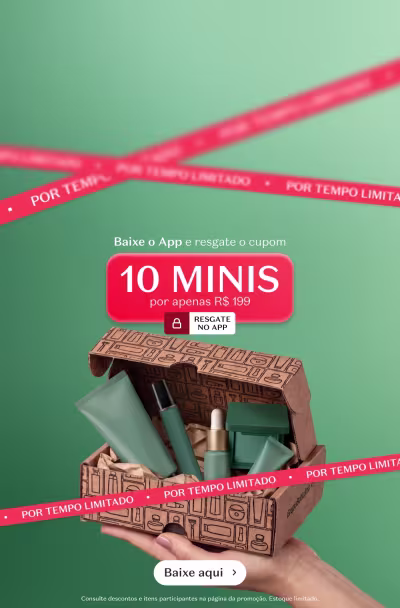Caixa de papelão marrom com produtos de beleza, como batons, sombras e outros cosméticos. A caixa possui um código QR e uma faixa vermelha com a mensagem "POR TEMPO LIMITADO" e "10 MINS". Abaixo, há um texto convidando o usuário a baixar o aplicativo e resgatar um cupom.