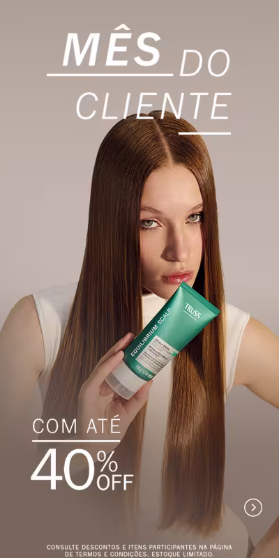 Mulher de cabelos longos e lisos segurando um produto, comunicando a promoção de Mês do cliente com até 40% de desconto.