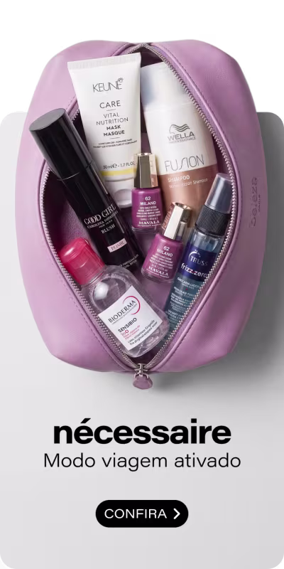 Nécessaire rosa aberta contendo produtos de beleza variados: frascos de Eau de Parfum, Loção Corporal, Máscara de Cílios, esmaltes coloridos em tons rosa e roxo, e outros itens de cuidados. Texto "nécessaire - Modo viagem ativado" com botão "CONFIRA" abaixo.