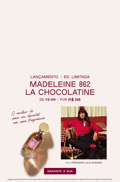 Mulher morena de franja e blusa vermelha ao lado da nova fragrância Madeleine 862 La Chocolatine sobre fundo cinza.