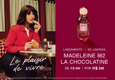 Mulher morena de franja e blusa vermelha ao lado da nova fragrância Madeleine 862 La Chocolatine sobre fundo vermelho.