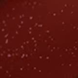 A imagem mostra a tampa da embalagem de balm, semelhante a uma tampa de batom, transparente e cilíndrica. Ao lado, a embalagem do balm, com o produto de cor marrom com a palavra KIND escrito na embalagem.